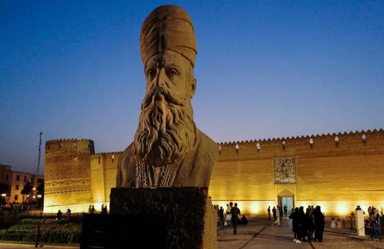 سردیس کریم خان زند در کنار ارگ کریم خان شیراز